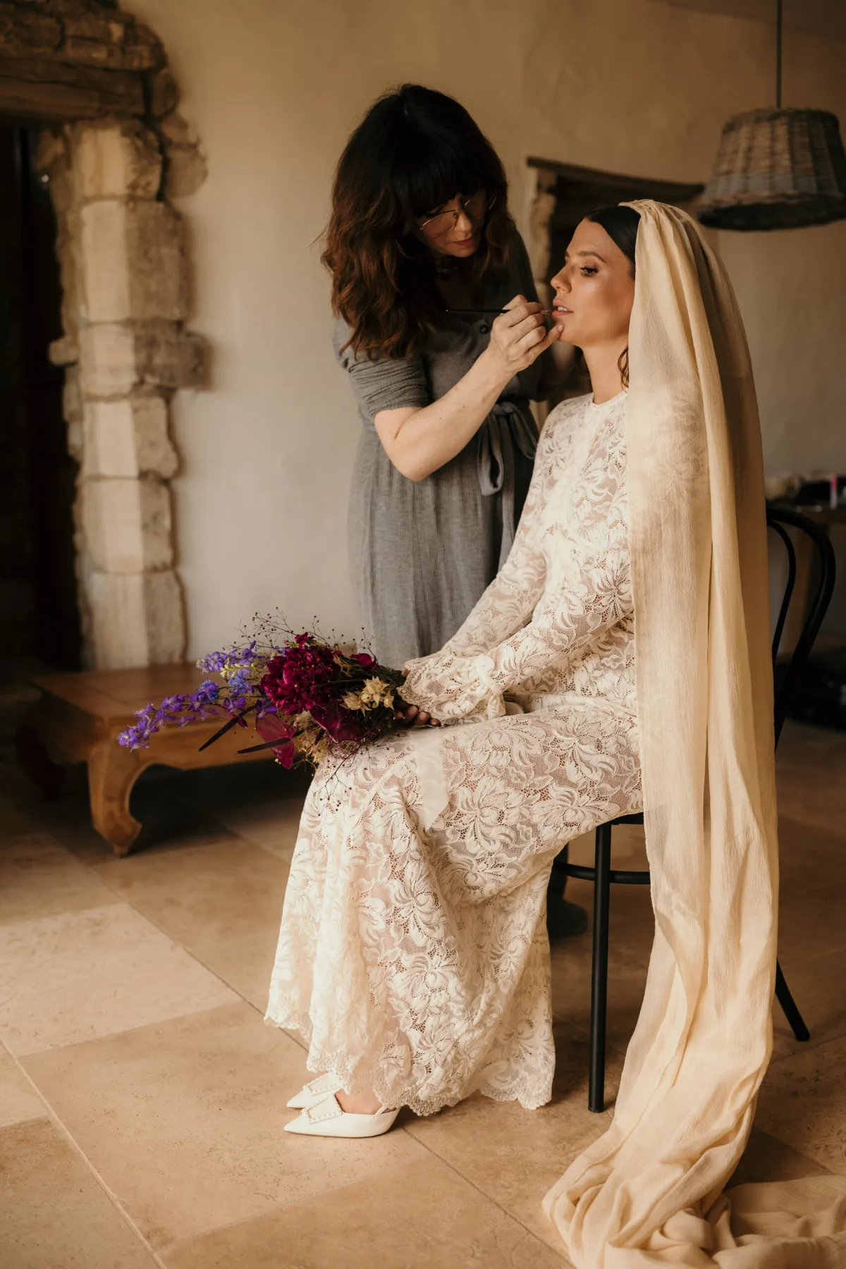 Préparatifs de la mariée le matin du mariage, mise en beauté à domicile